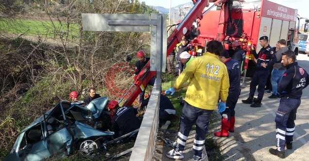 Antalya039da köprü demirine çarpan otomobilde babanın ardından oğul da hayatını kaybetti - Gündem - Antalya - Dudullu Haber