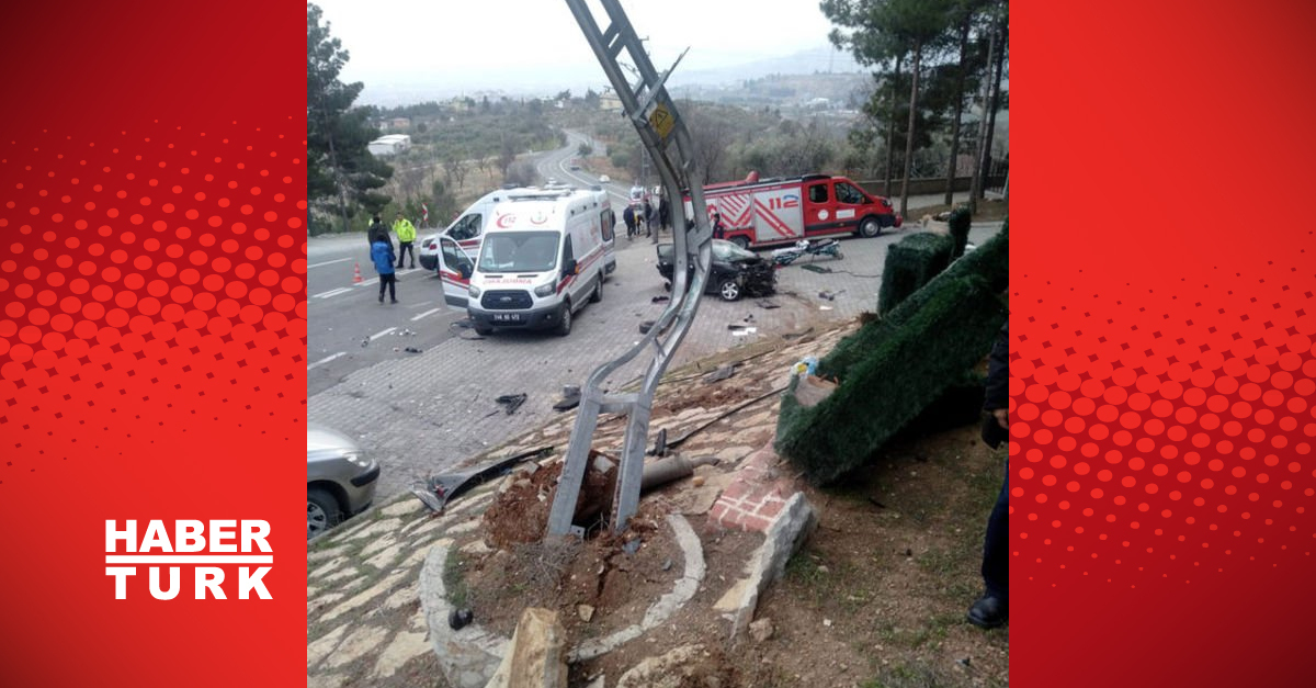 Otomobil elektrik direğine çarptı 1 ölü 2 yaralı - Gündem - HABER - Dudullu Haber