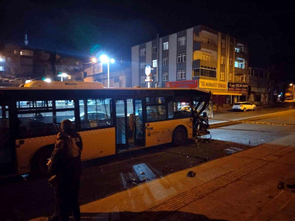 Ümraniyede İETT otobüsü ile otomobil çarpıştı 1i ağır 5 yaralı - Dudullu Haberleri - Dudullu Haber