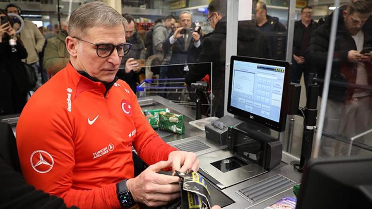 A Milli Takım Teknik Direktörü Stefan Kuntz depremzedeler için kasiyerlik yaptı - Spor - Dudullu Haber