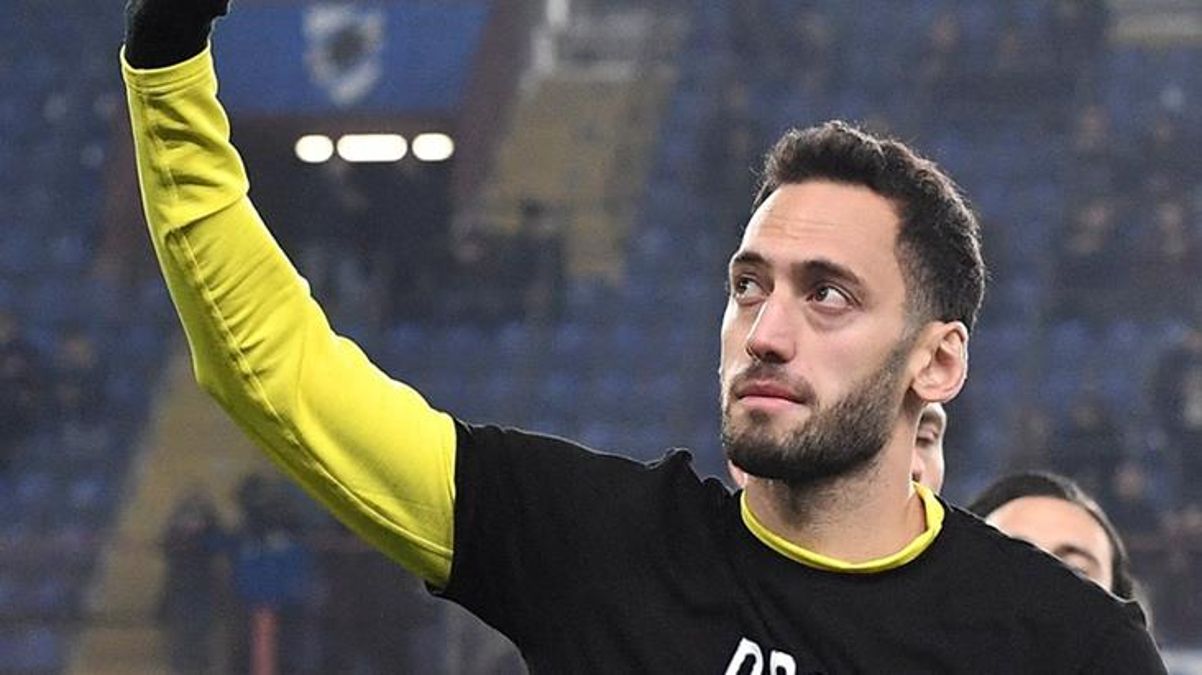 Ayakta alkışladılar Milli futbolcumuz Hakan sahaya çıktığı tişörtle mesaj verdi - Spor - Dudullu Haber