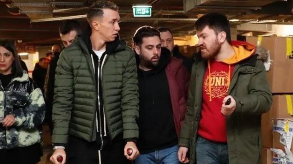 Depremin yaralarını sarmaya çalışan Türk insanının mücadelesine Muslera inanamadı Bu ne yüce bir millet - Spor - Dudullu Haber