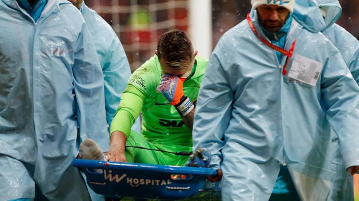 Galatasaray taraftarını yıkan kare Muslera Trabzonspor maçında sahadan sedyeyle ayrıldı - Spor - Dudullu Haber