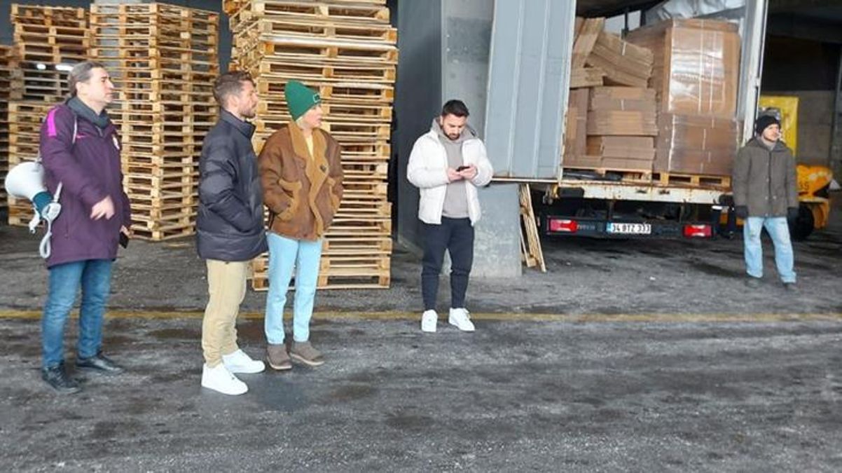 Galatasaraylı futbolcu Mertens ile eşi depremzedeler için yapılan yardım çalışmalarına katıldı - Spor - Dudullu Haber