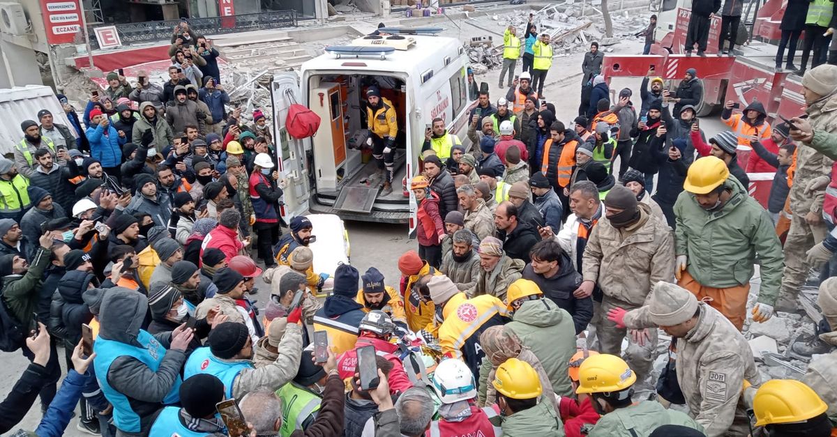 Tüm gözler deprem bölgesinde Peş peşe mucizeler yaşanıyor - Gündem - Adıyaman - Dudullu Haber