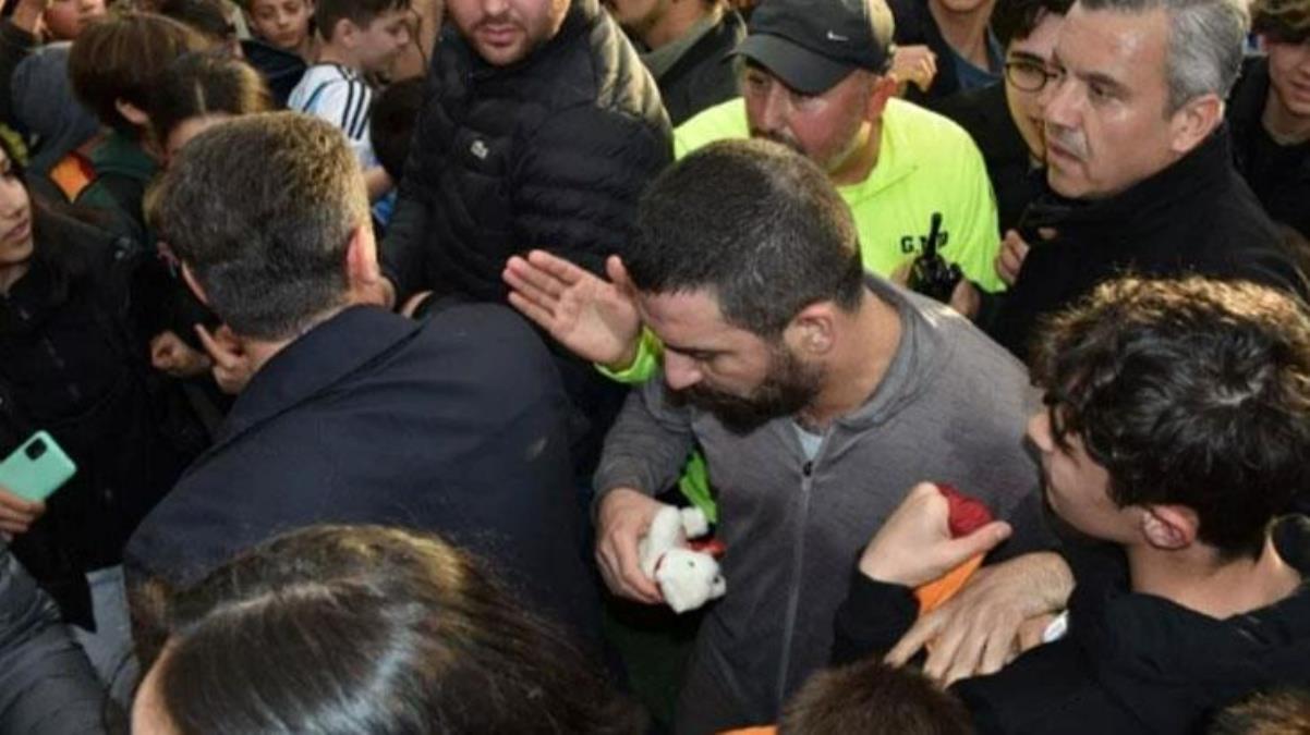 Arda Turan depremzedeler için sahaya çıktı Maç sonu stadyumdan korumaları eşliğinde ayrılabildi - Spor - Dudullu Haber