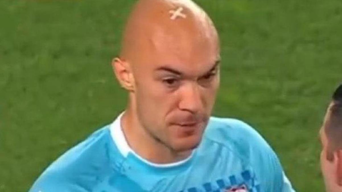 Artık tuttuğu takımı bırakır Sevilla kalecisine saldıran taraftara benzeri görülmemiş ceza - Spor - Dudullu Haber
