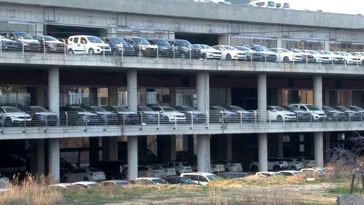 Bayiye gidip Sıfır araç yok cevabını alan vatandaş 2 kilometre ötedeki araçları görünce şoke oldu - Ekonomi - Dudullu Haber