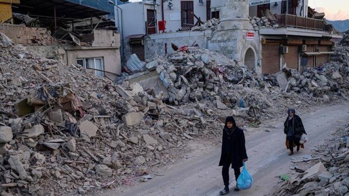 Deprem sonrası yeni bir hayat kurmak isteyenlere fırsatçı çelmesi Petrol düştü ama zam üstüne zam yaptılar - Ekonomi - Dudullu Haber