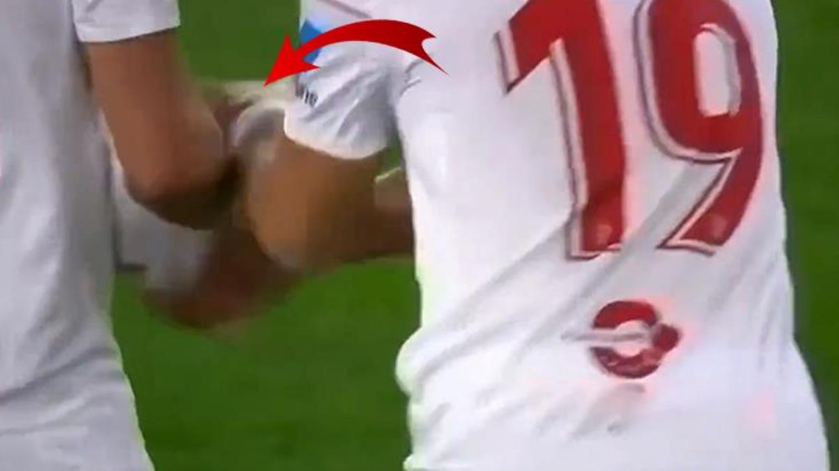 Fenerbahçenin rakibi Sevillada kriz Taktik kağıdına bakan arkadaşına yaptıklarını herkes ağzı açık izledi - Spor - Dudullu Haber
