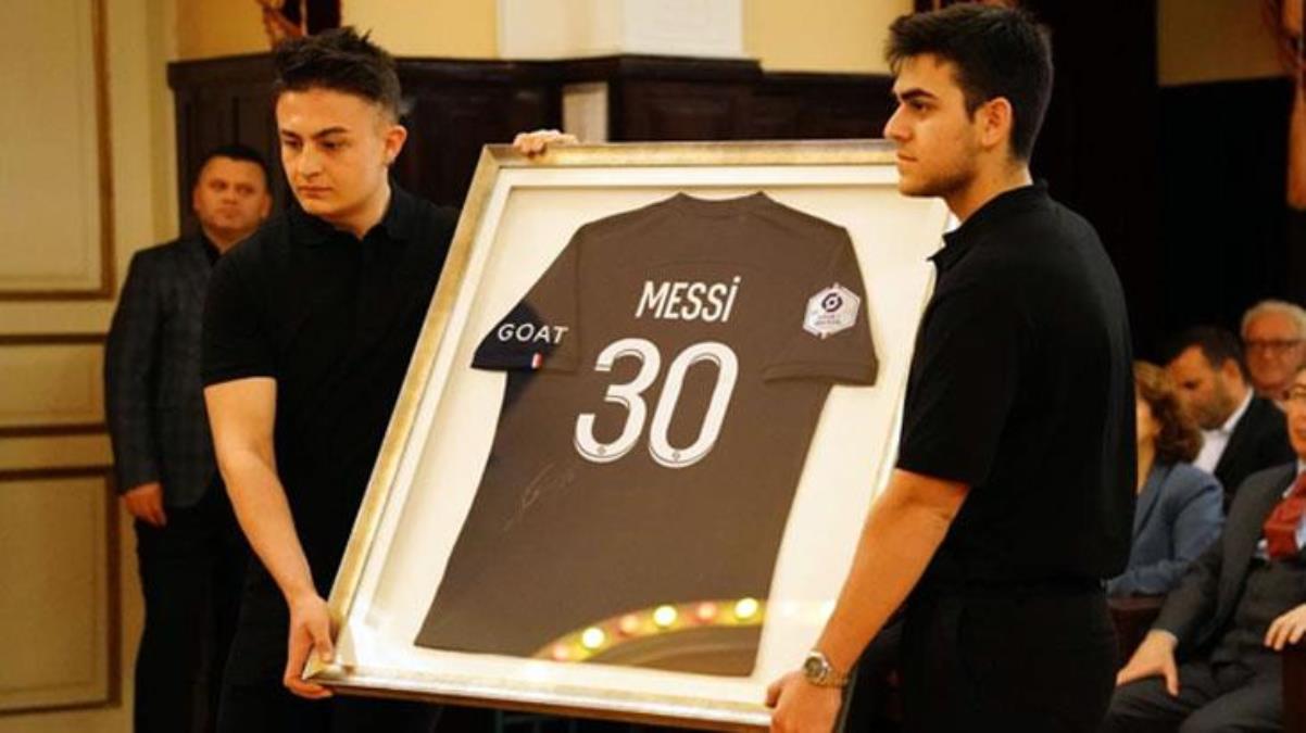 Galatasarayda tarihi gece Depremzedeler için yapılan müzayedede 17 milyon 780 bin lira toplandı - Spor - Dudullu Haber