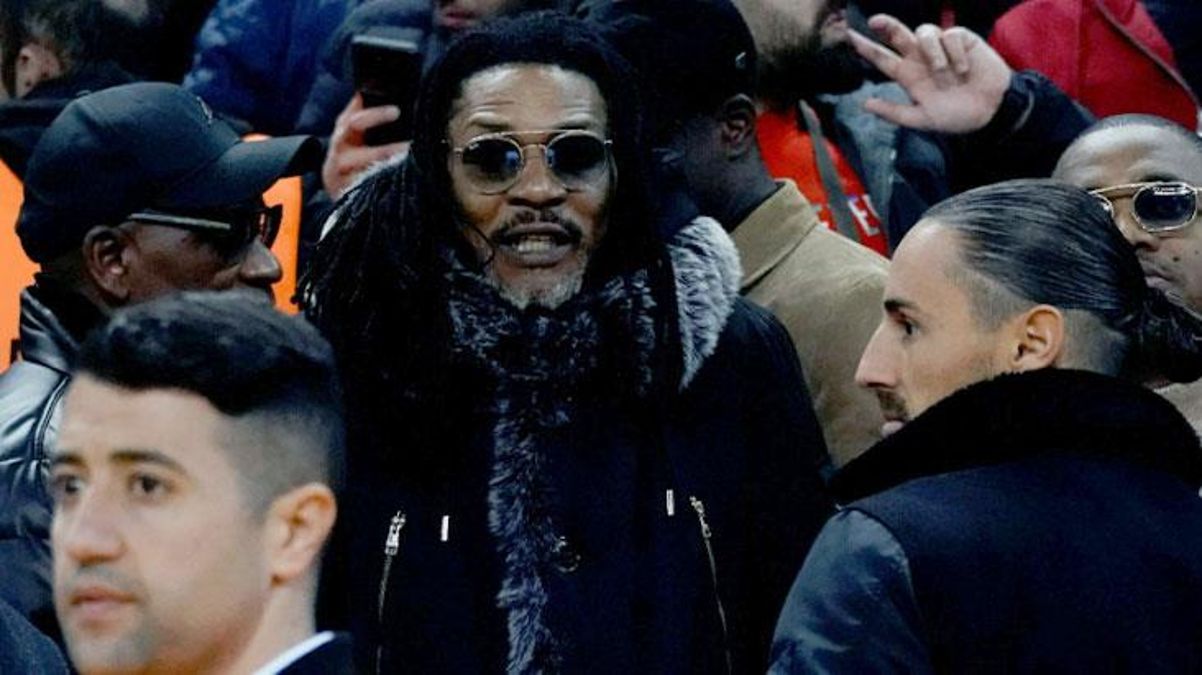 Galatasarayın eski savunmacısı Rigobert Song Kasımpaşa maçını tribünden izledi - Spor - Dudullu Haber