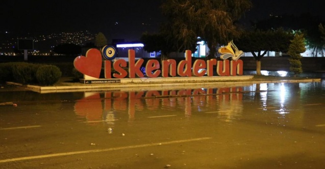 İskenderunda deniz taştı caddeler göle döndü - Gündem - Hatay - Dudullu Haber