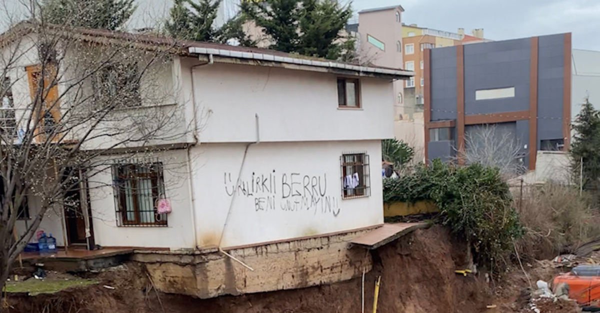 İstinat duvarı yanındaki evin bahçe duvarıyla birlikte çöktü - Gündem - son dakika - Dudullu Haber