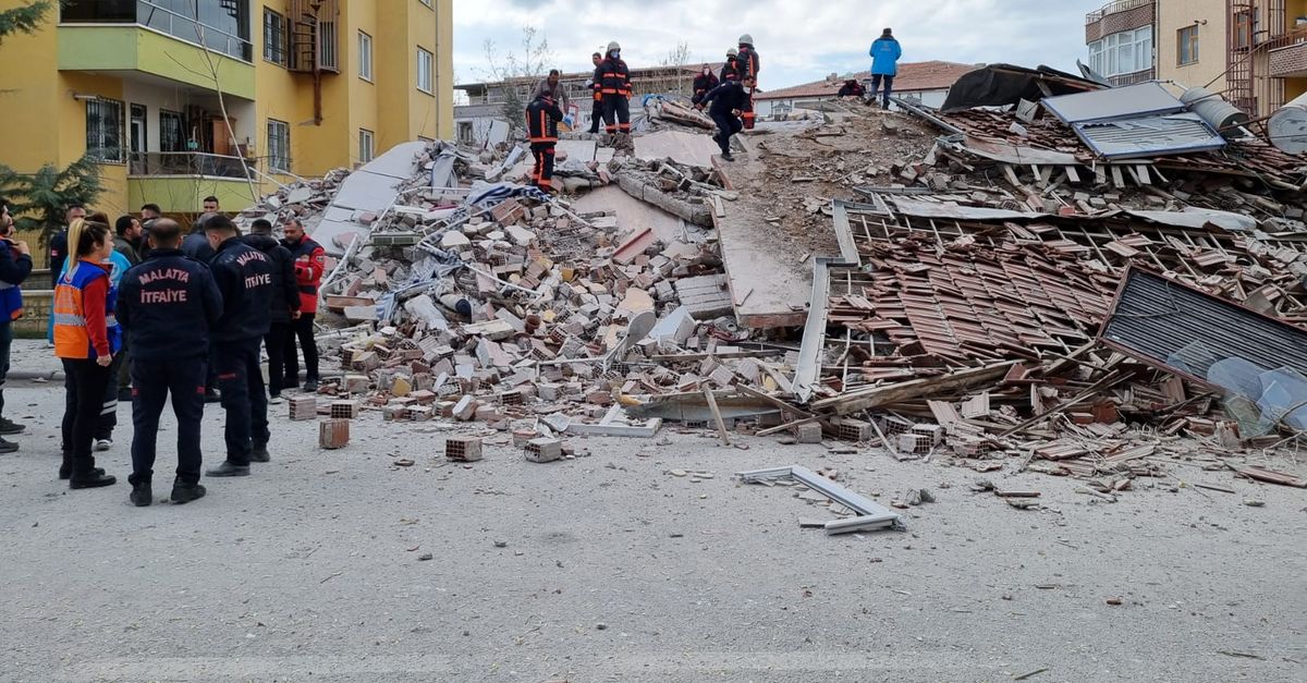 Malatyada 5 katlı ağır hasarlı bina çöktü - Gündem - malatya - Dudullu Haber