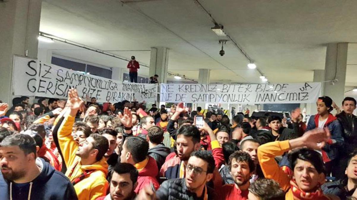 Taraftar havalimanına akın etti Konya dönüşü Galatasaray kafilesine çılgın karşılama - Spor - Dudullu Haber