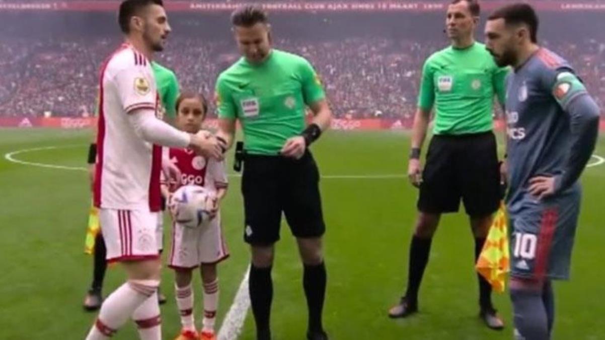 Tarihe geçecek görüntü Depremzedeler için yapılan pazubendi takmayan Tadice Orkun Kökçüden olay tepki - Spor - Dudullu Haber