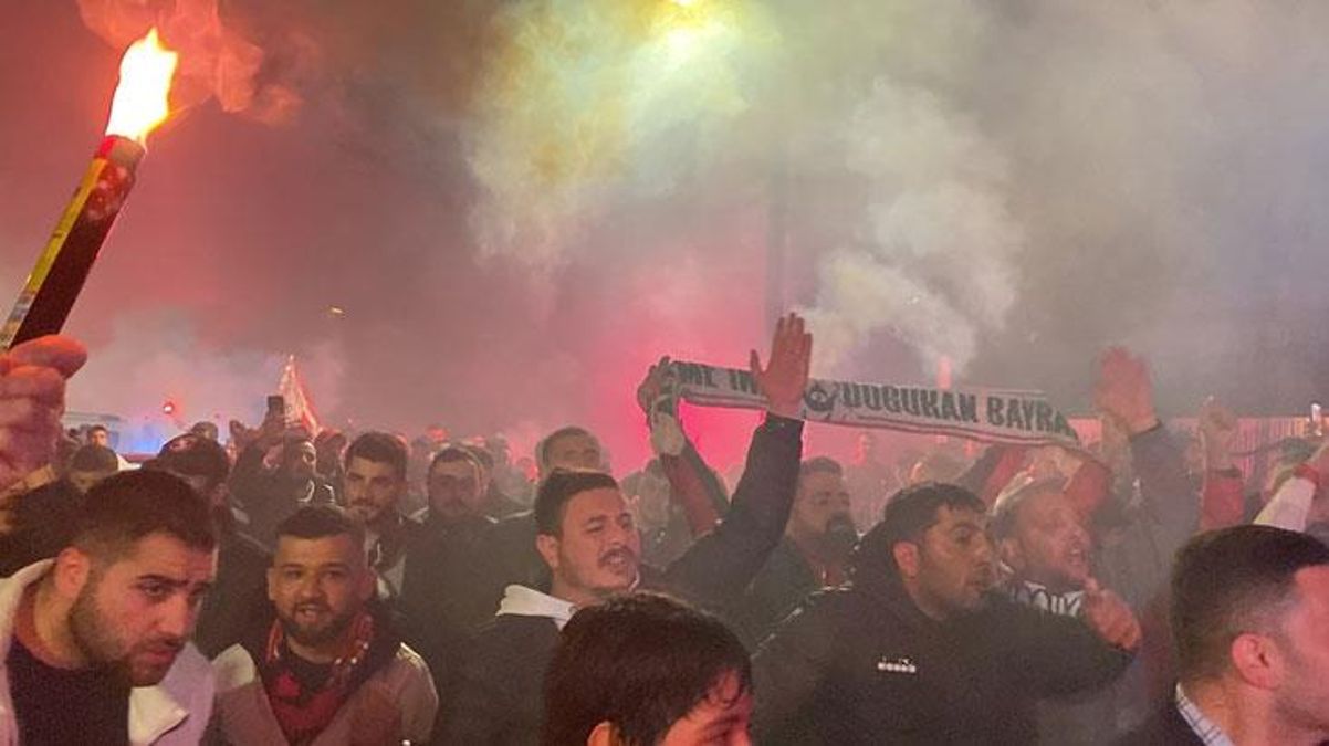 Erken şampiyonluğa erken kutlama Samsunspor taraftarı sokaklara döküldü - Spor - Dudullu Haber