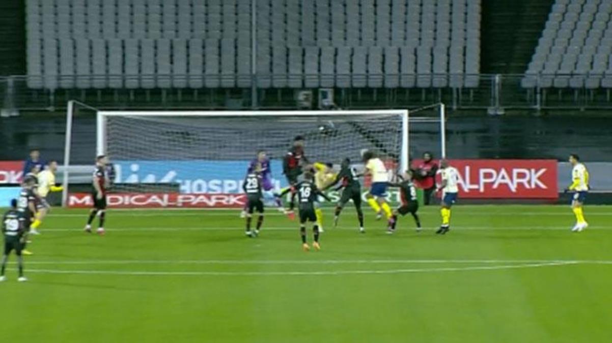 Fenerbahçeliler ayaklandı İptal edilen gol taraftarı çıldırttı - Spor - Dudullu Haber