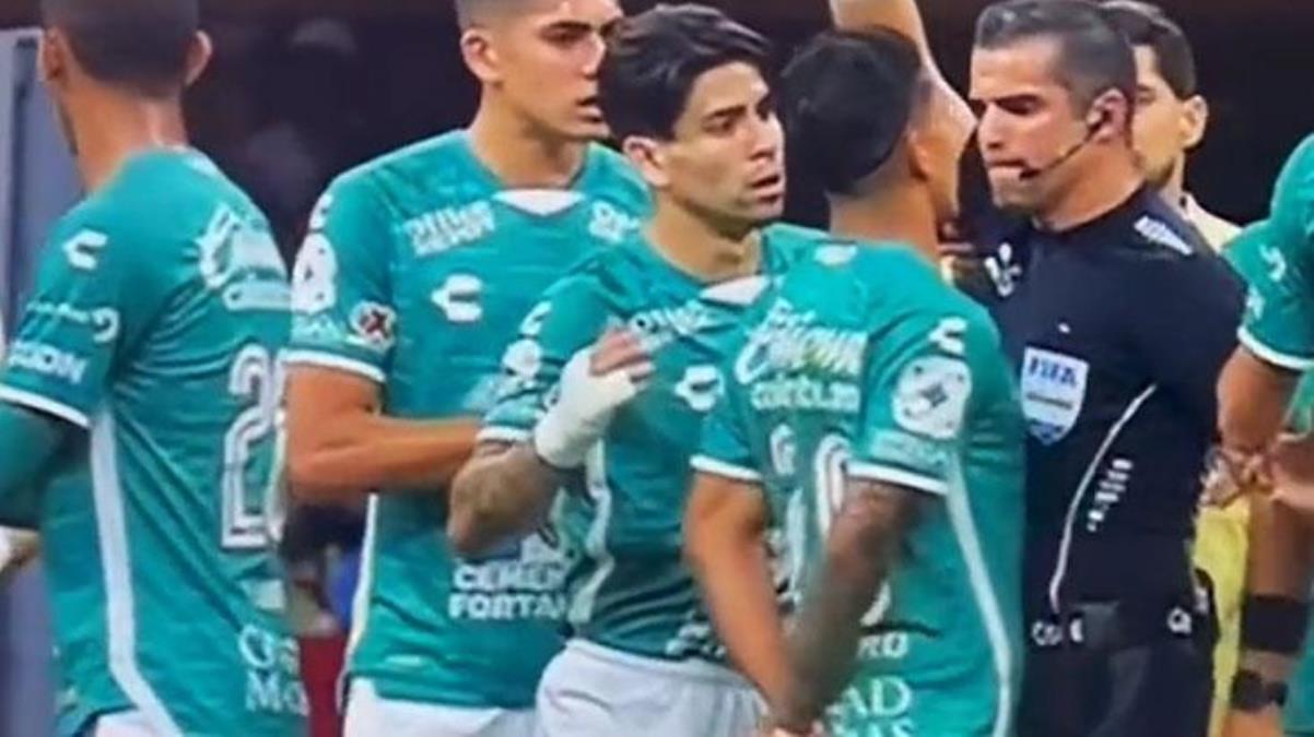 İzleyenlerin canı yandı Hakem itiraza gelen futbolcunun hiç beklemediği bir yerine vurdu - Spor - Dudullu Haber