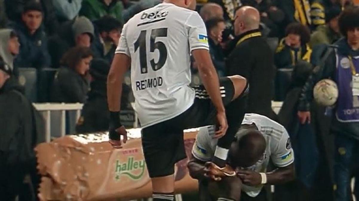 Kadıköyde Maradonaya döndü Aboubakar Redmondın önünde diz çöküp ayağını öptü - Spor - Dudullu Haber