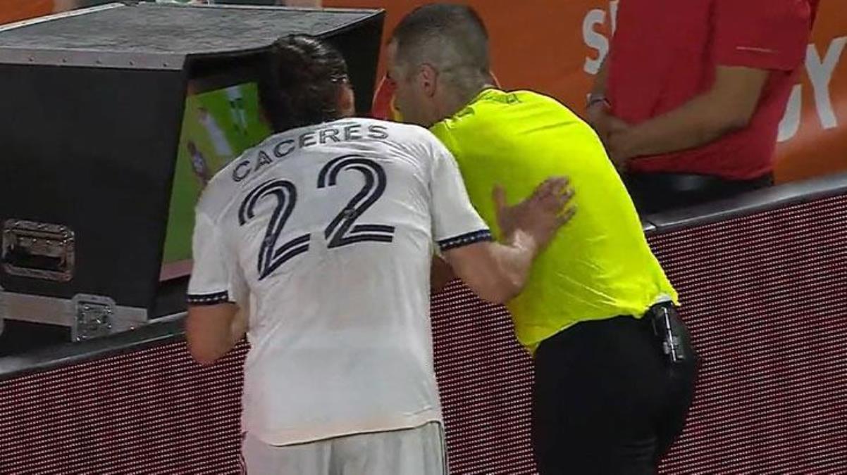 MLS maçında ilginç anlar Hakemle VAR monitöründe pozisyonu izleyen futbolcu ağır bedel ödedi - Spor - Dudullu Haber