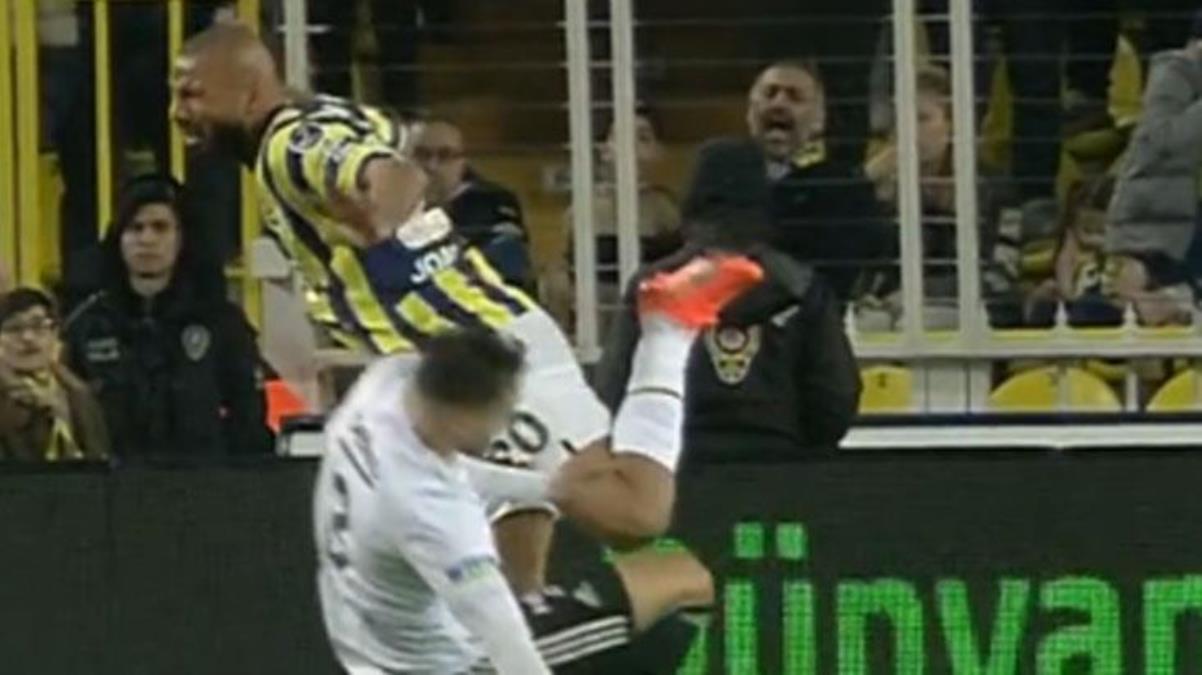 Sakatlıktan yeni dönmüştü Derbinin henüz başında sedyeyle oyundan çıktı - Spor - Dudullu Haber