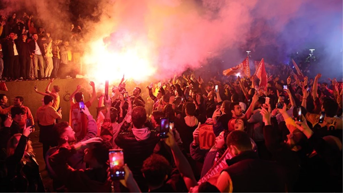 Galatasarayın şampiyonluğu sonrası sarı-kırmızılı taraftarlar sokaklara döküldü - Spor - Dudullu Haber