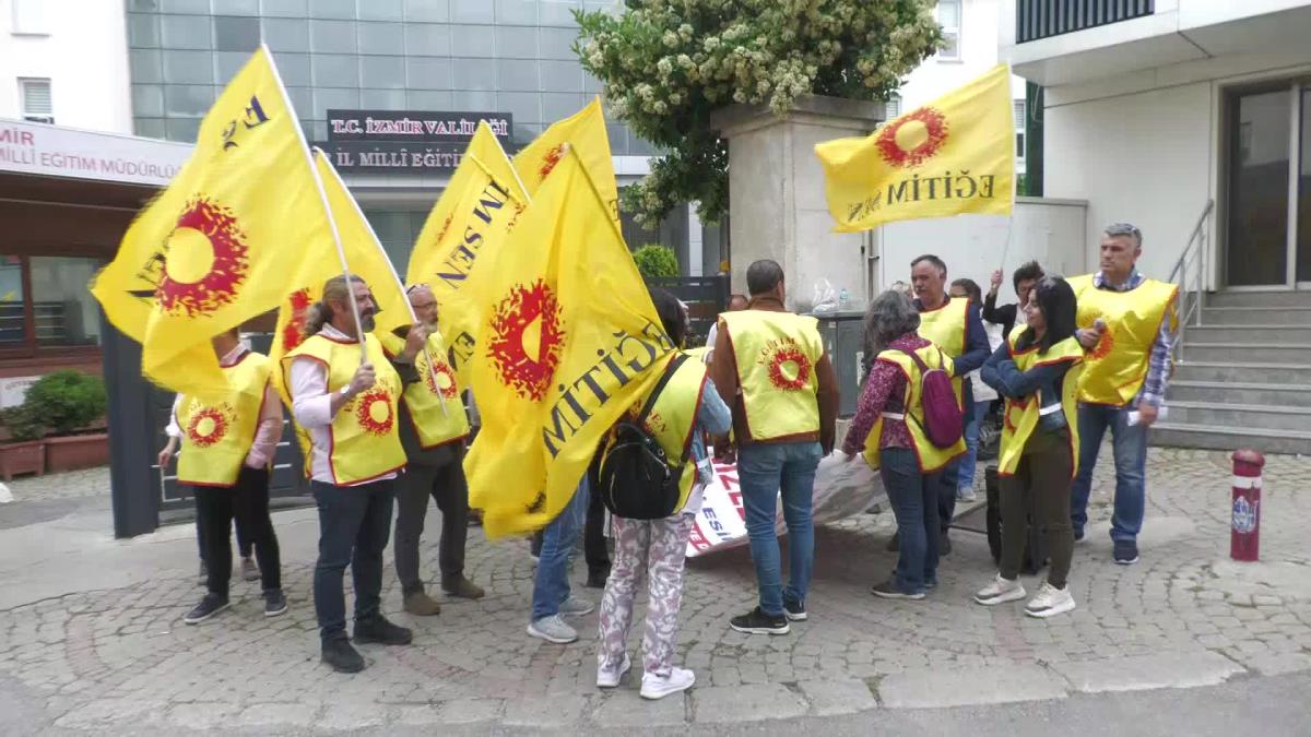 İzmirde Eğitim-Sen üyeleri öğretmenler arasındaki ücret farklılığına tepki gösterdi - Eğitim - Dudullu Haber