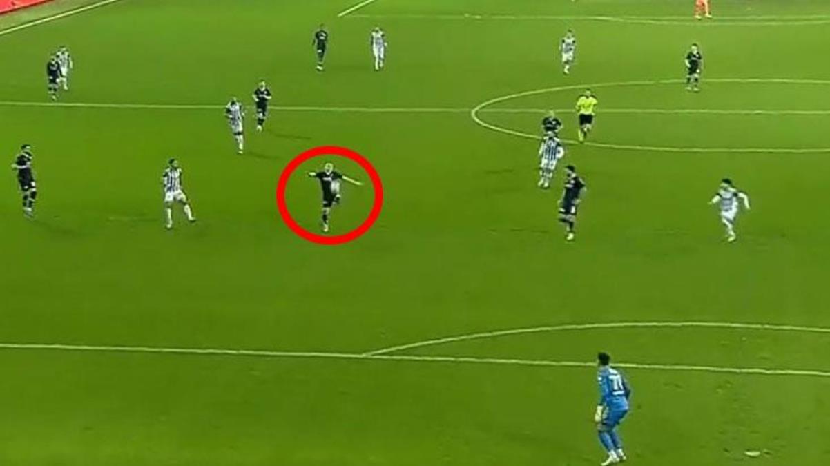 Süper Ligin kaderini değiştiren gol öncesinde ofsayt var mı Hakemin hatası yorumcuların ağzını açık bıraktı - Spor - Dudullu Haber
