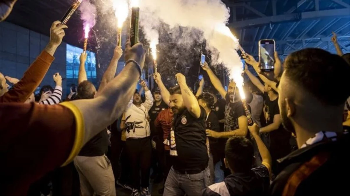 Taraftarlar akın etti Galatasaraya başkentte coşkulu karşılama - Spor - Dudullu Haber