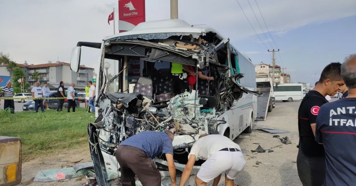 Antalyada minibüs kazası 1 ölü 6 yaralı - Gündem - Dudullu Haber