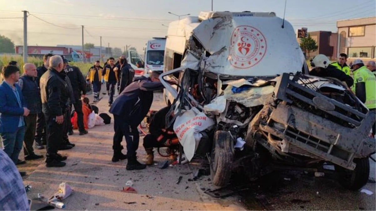 Bursada sporcuları taşıyan minibüs kamyona çarptı 1 ölü 16 yaralı - Spor - Dudullu Haber