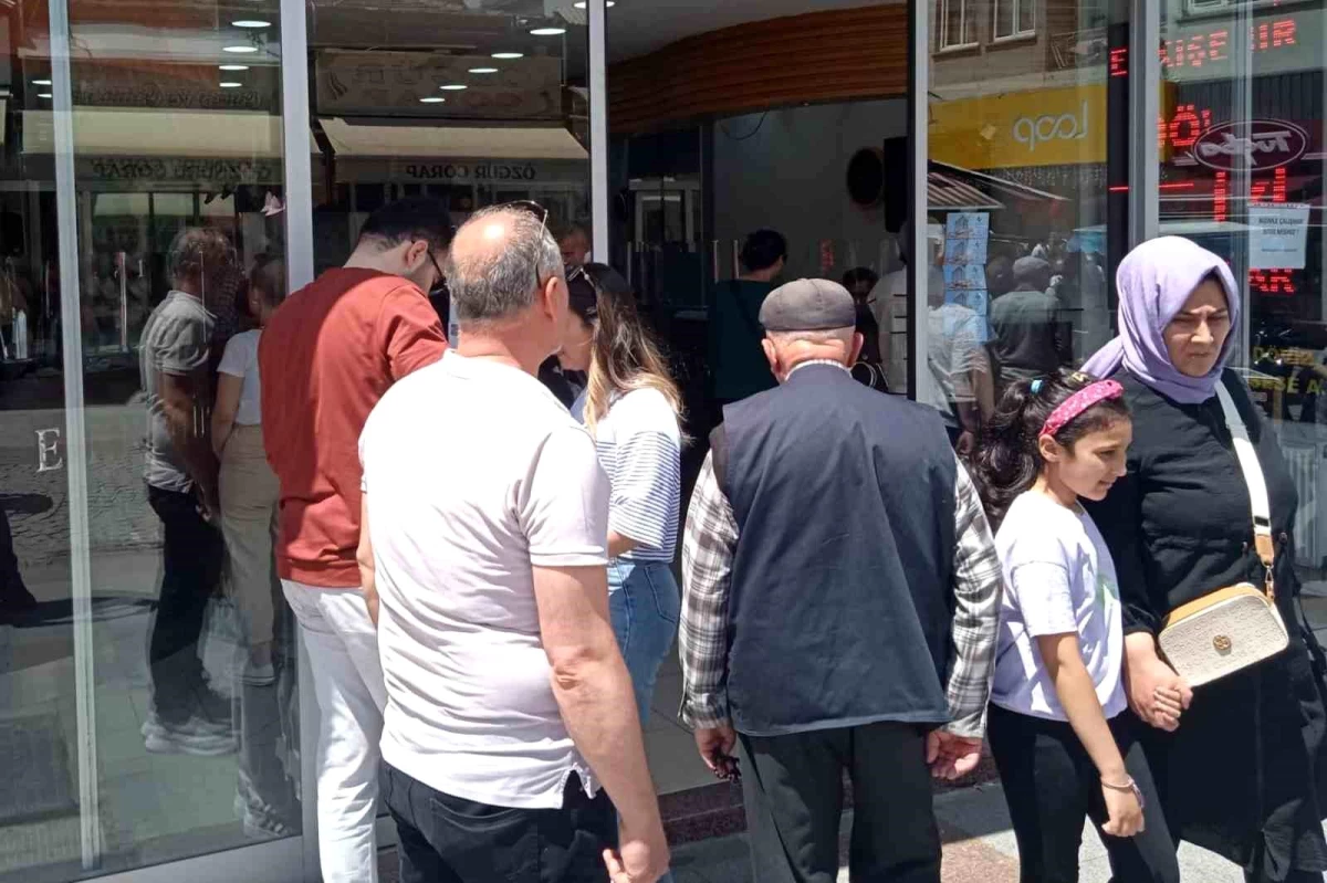 Dolar ve eurodaki sert yükseliş sonrası döviz bürolarında yoğunluk yaşanıyor - Ekonomi - Dudullu Haber