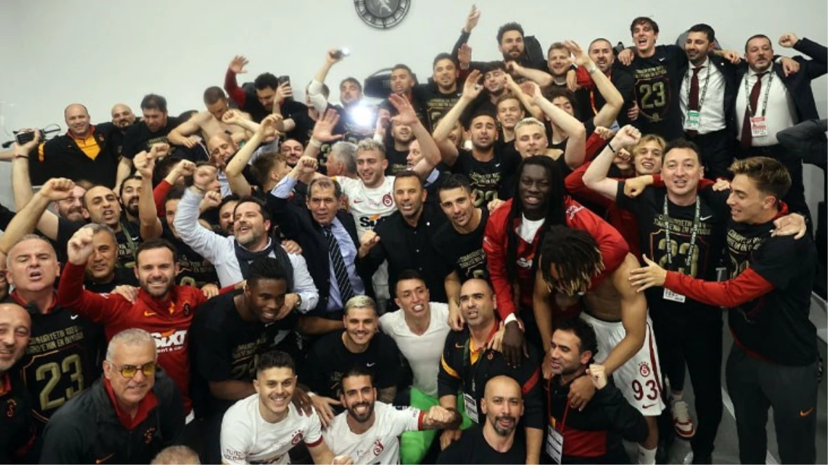 Eyüpspor Başkanı Murat Özkaya soyunma odasında Galatasaraylı futbolcularla şampiyonluğu kutladı - Spor - Dudullu Haber