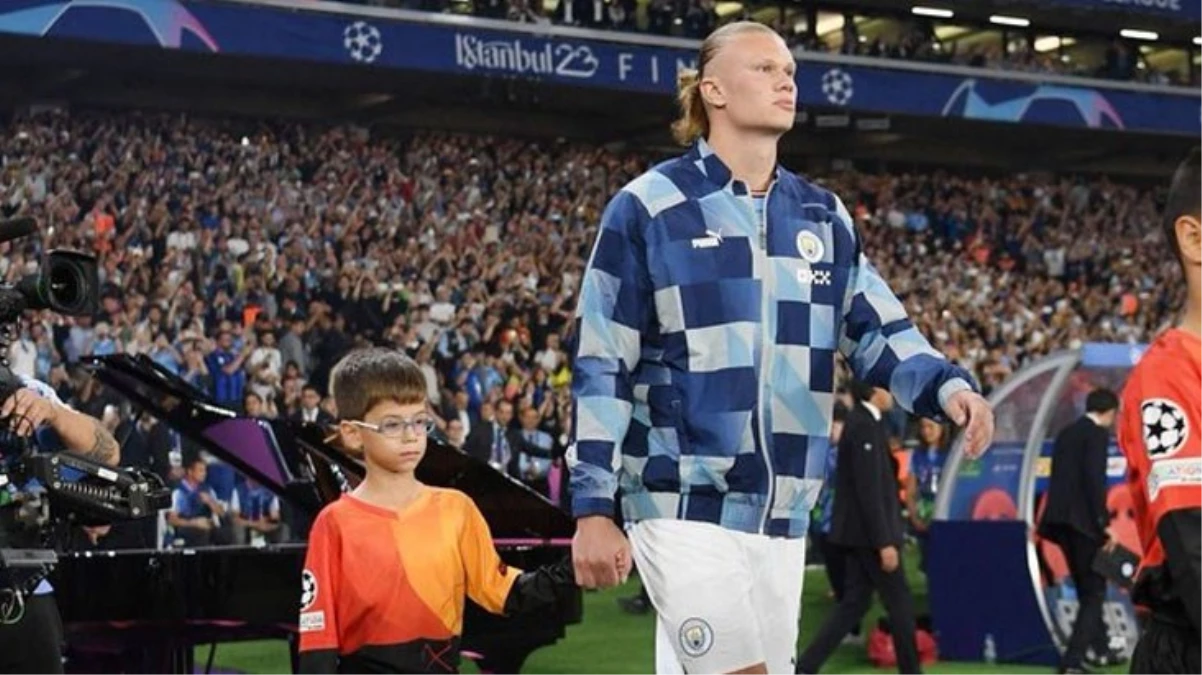Haaland ile seremoniye gelen sevimli minik çok tanıdık bir ismin torunu çıktı - Spor - Dudullu Haber