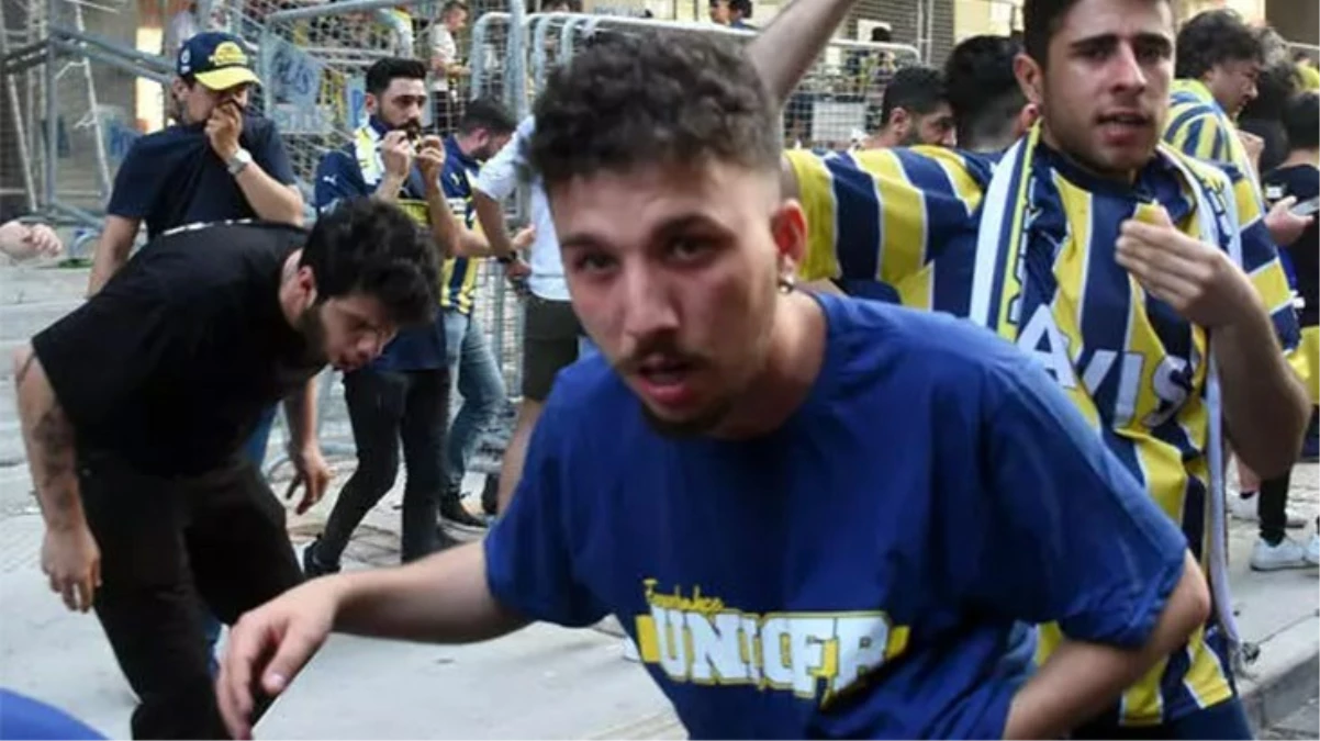 İzmirdeki finalde olay Çevik kuvvet Fenerbahçe taraftarına biber gazıyla müdahale etti - Spor - Dudullu Haber
