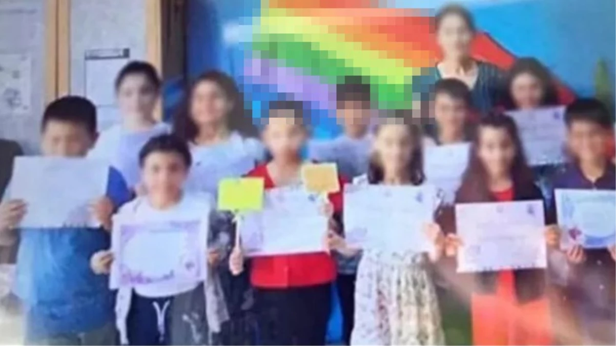 LGBT sembolü bulunan afişin önünde fotoğraf çektiren öğretmen hakkında yasal süreç başlatıldı - Eğitim - Dudullu Haber