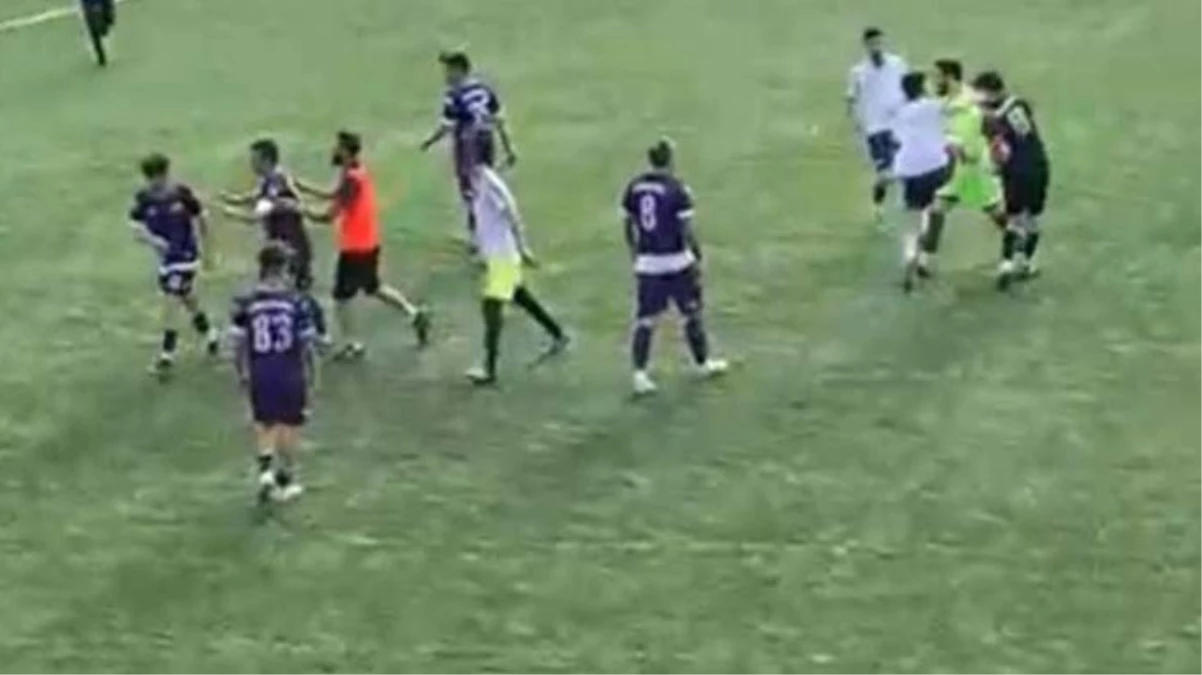 Sportmenliğe yakışmayan hareketler Sahanın karıştığı maçta futbolcular hastanelik oldu - Spor - Dudullu Haber