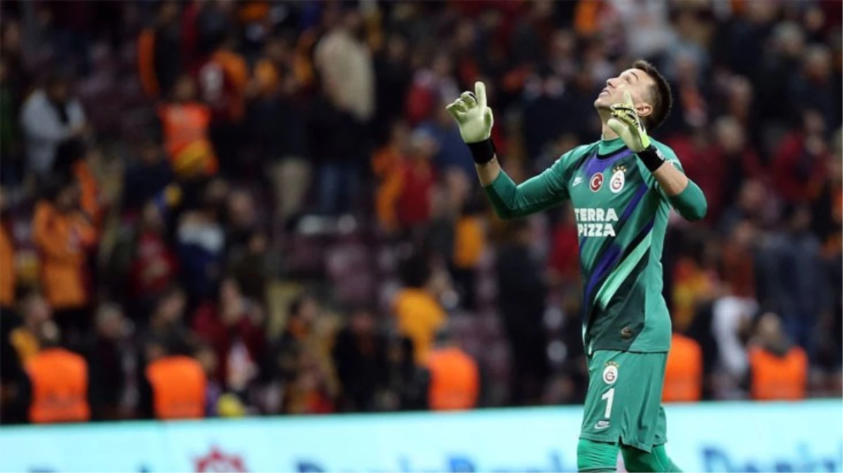 Taraftarın gönlünü bir kez daha fethetti Muslera Galatasaray kariyerini iki kelime ile özetledi - Spor - Dudullu Haber