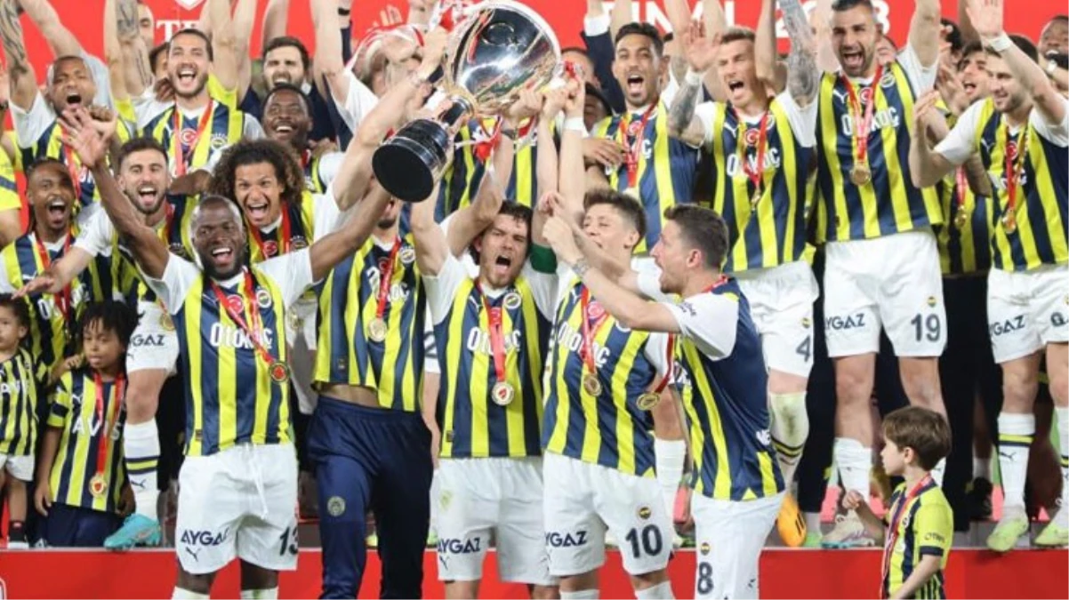 Türkiye Kupasının seremonisine Fenerbahçeli futbolcuların giydiği forma damga vurdu - Spor - Dudullu Haber