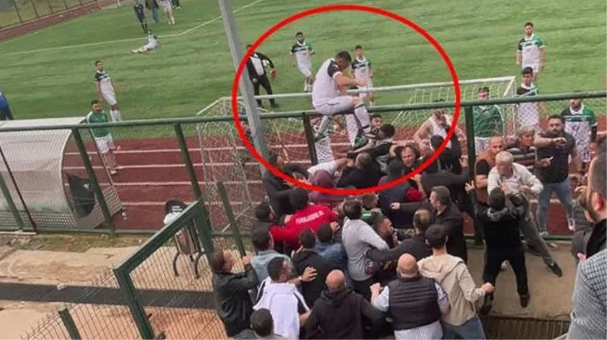 Türkiyede yaşandı Futbolcu çivili kramponuyla taraftarın kafasına tekme attı - Spor - Dudullu Haber