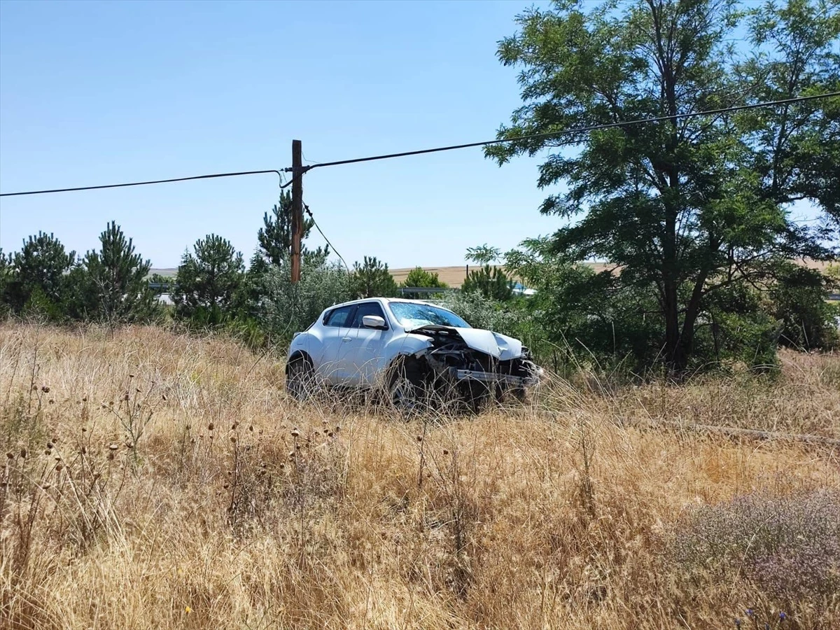 Afyonkarahisarın Emirdağ ilçesinde tarlaya devrilen otomobilde 6 kişi yaralandı - Ümraniye Haberleri - Dudullu Haber