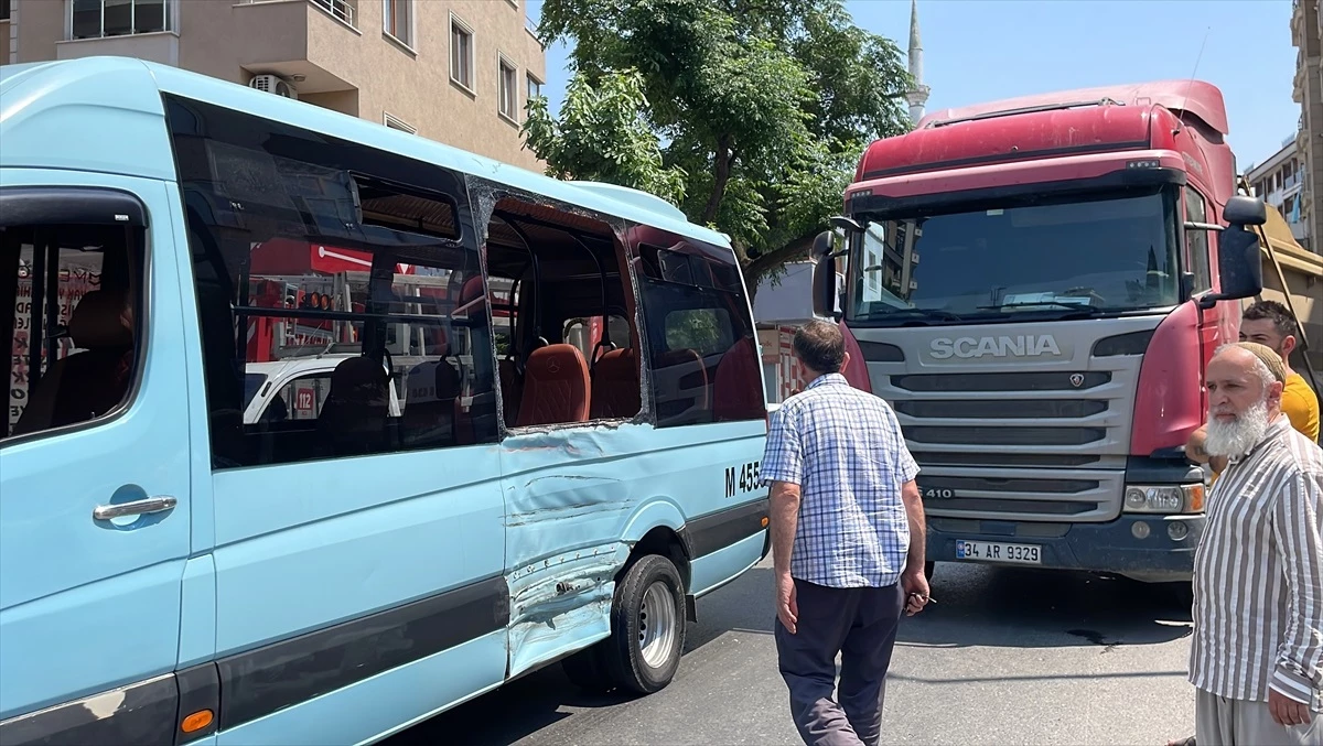 İstanbul Ümraniyede Kamyon ile Minibüs Çarpışması 6 Yaralı - Ümraniye Haberleri - Dudullu Haber