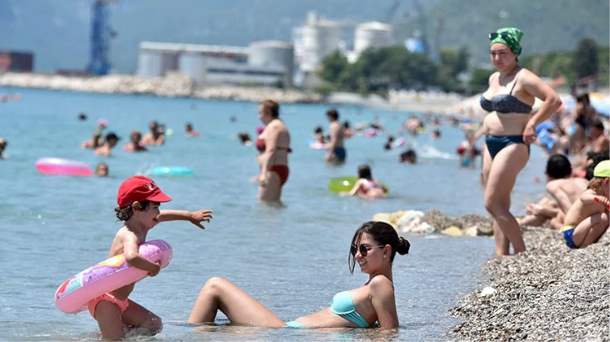 Konyaaltı Sahiline gelen turistler kalabalık karşısında şaşkına döndü Kendimi Hindistanda gibi hissediyorum - Ekonomi - Dudullu Haber