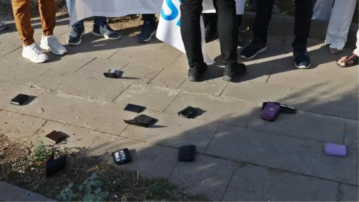 Memurlardan maaş zammı protestosu Tepkilerini cüzdanlarını yere fırlatarak gösterdiler - Spor - Dudullu Haber