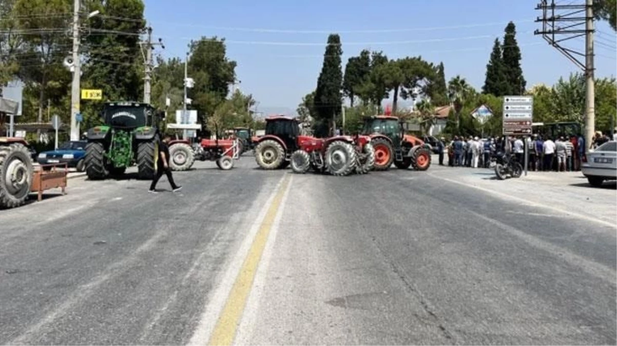 Denizlide banka şubesinin kapatılmasına tepki gösteren grup traktörlerle yol kapatma eylemi yaptı - Ekonomi - Dudullu Haber