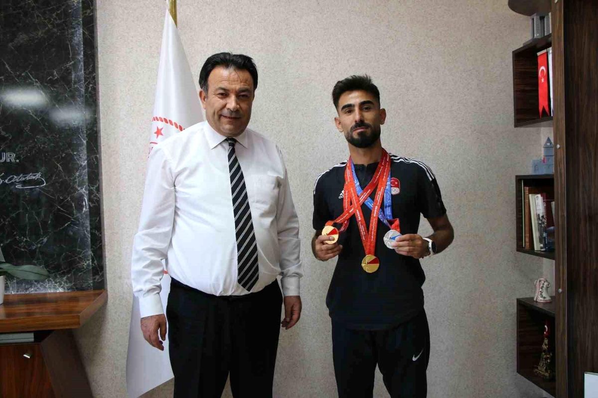 Dünya Üniversiteler Oyunlarında Atletizm Yarı Maraton Şampiyonu Öğretmen Sezgin Ataç İl Milli Eğitim Müdürünü Ziyaret Etti - Eğitim - Dudullu Haber