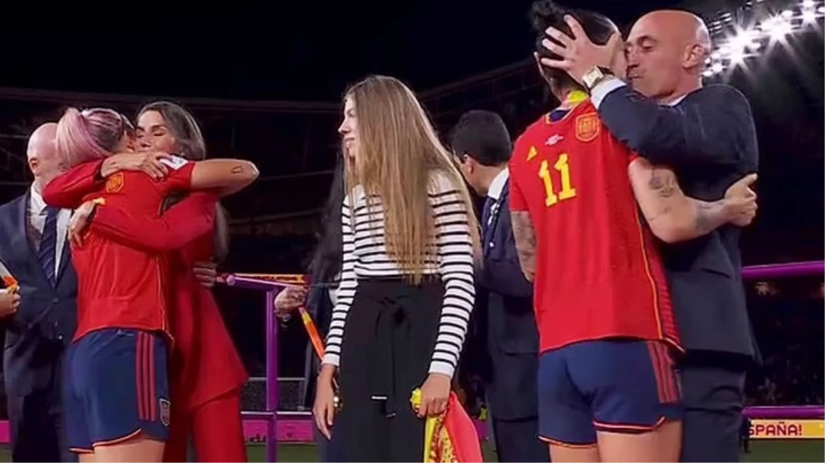 Günler sonra ortaya çıktı Federasyon başkanı beni zorla öptü diyen kadın futbolcuyu zora sokacak video - Spor - Dudullu Haber
