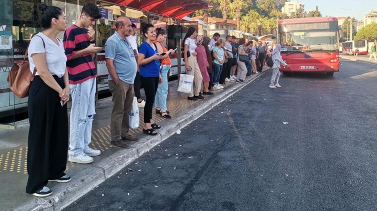 İzmirdeki grevde 2 gün Duraklar doldu taştı trafik felç oldu - Ekonomi - Dudullu Haber